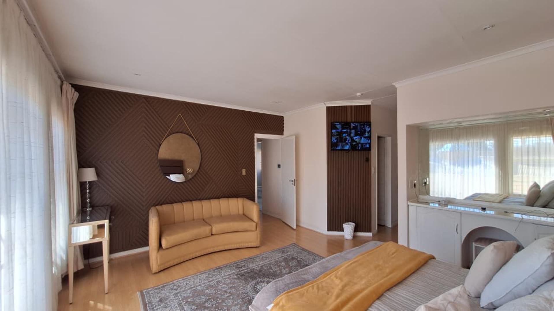Main Bedroom - 61 square meters of property in Farrarmere