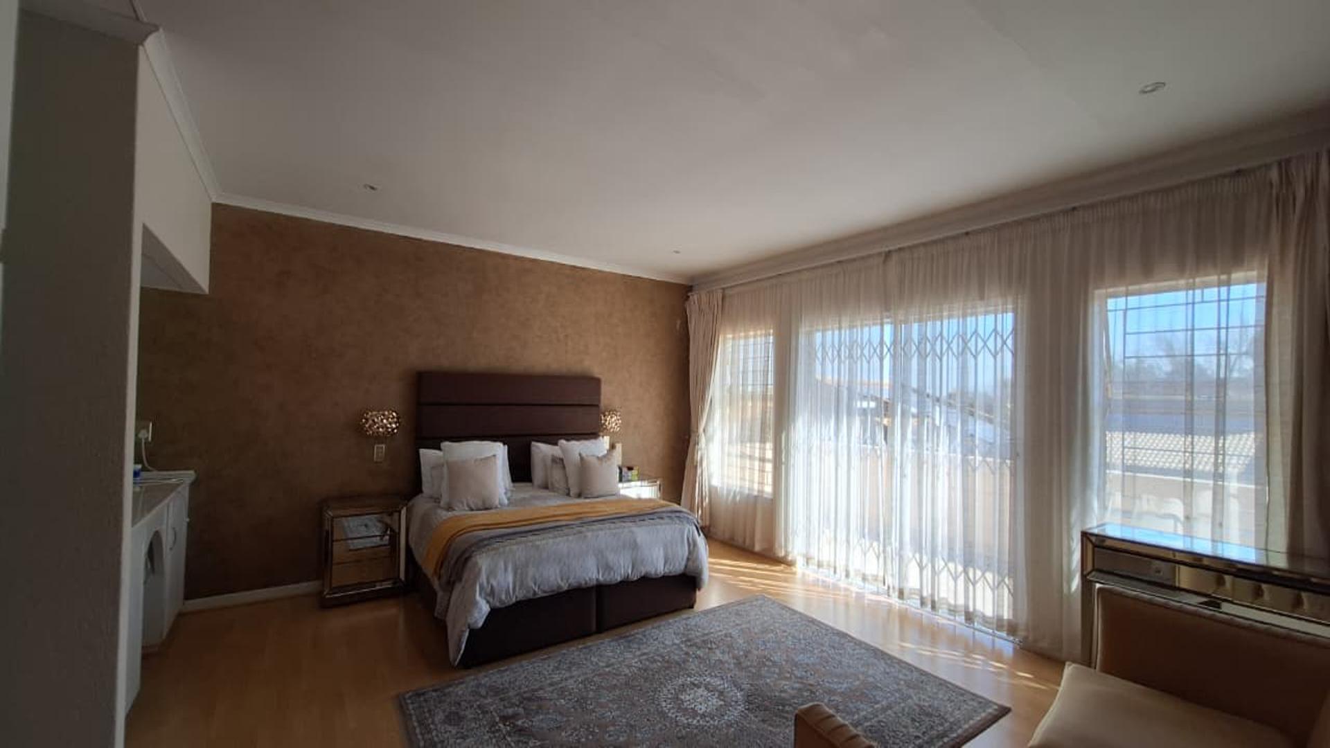 Main Bedroom - 61 square meters of property in Farrarmere