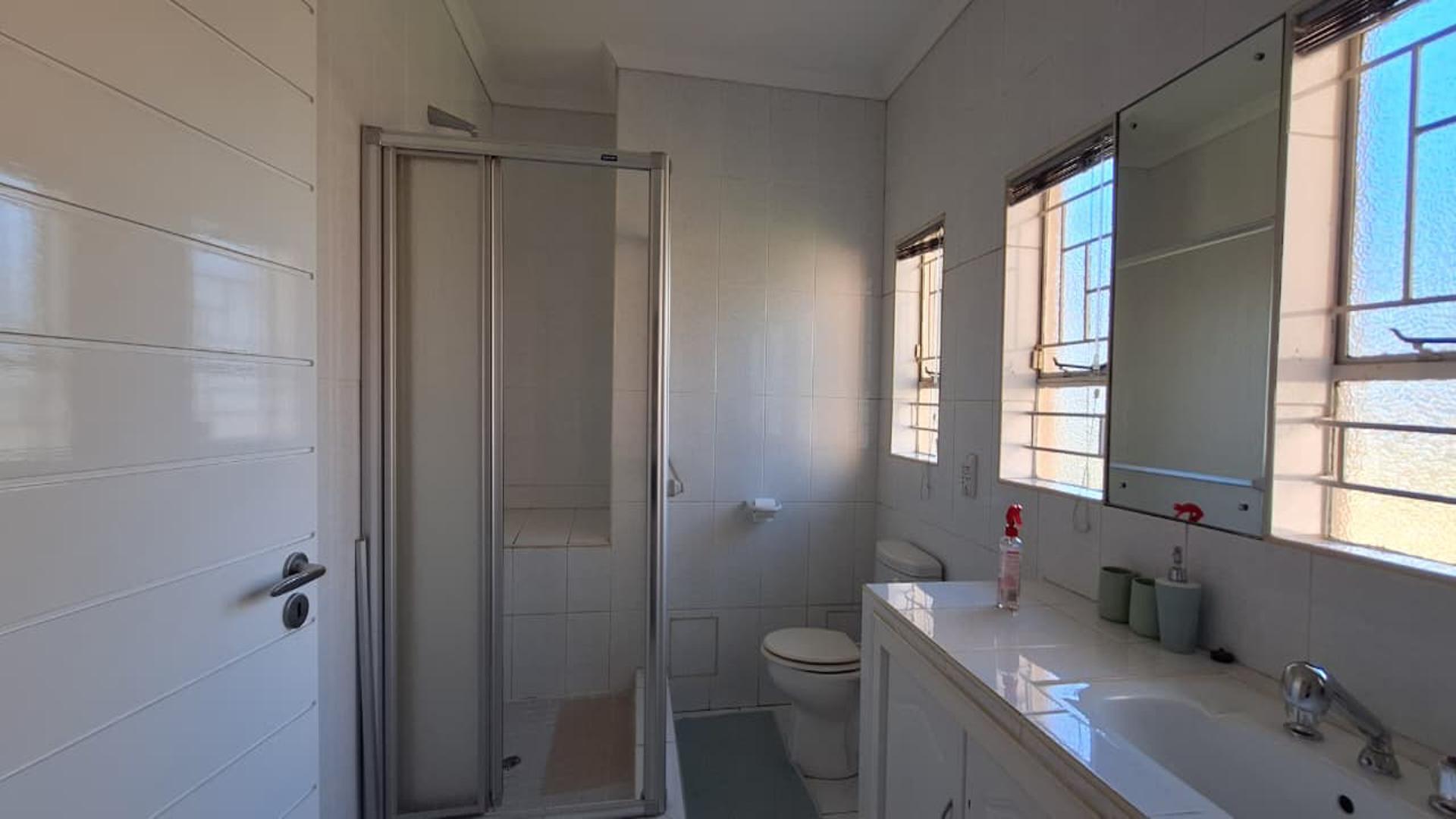 Bathroom 1 - 5 square meters of property in Farrarmere