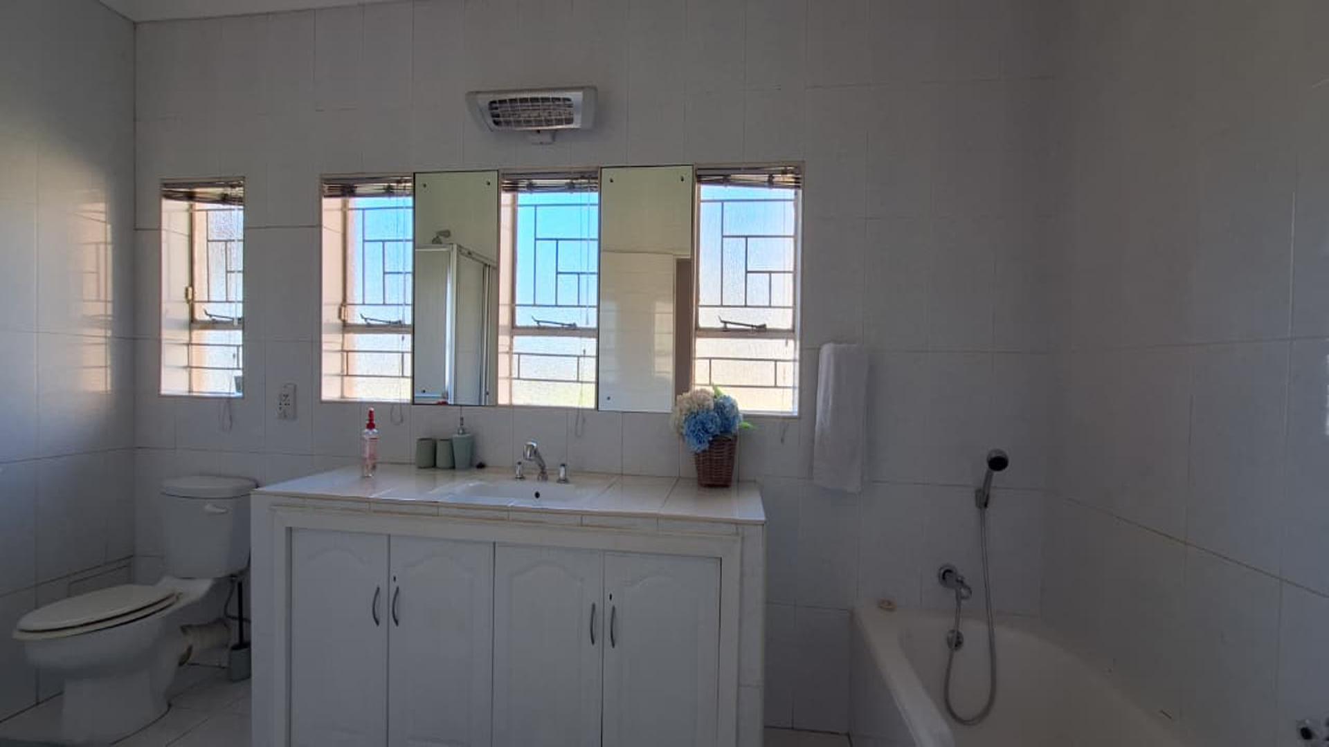 Bathroom 1 - 5 square meters of property in Farrarmere