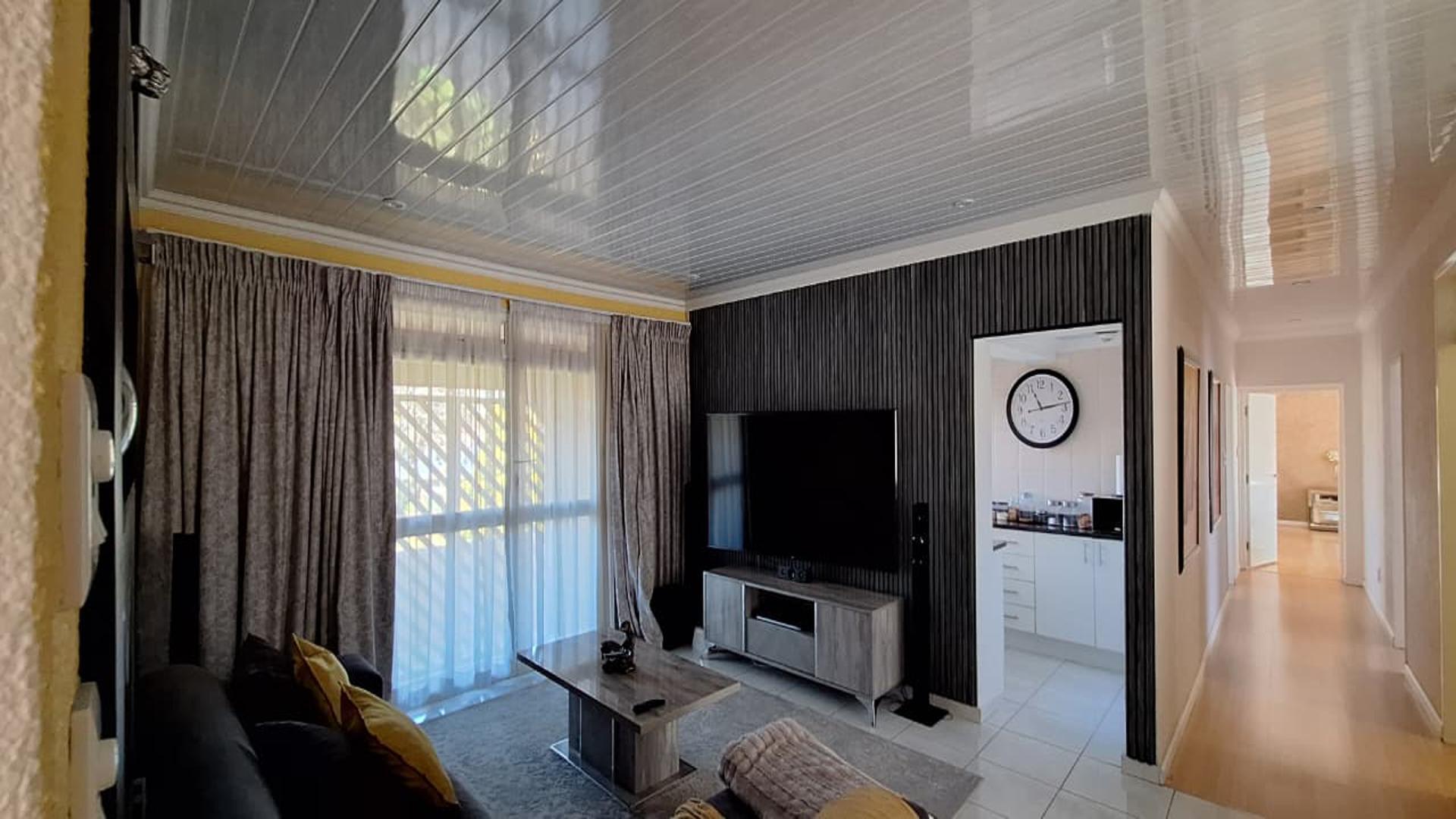Lounges - 52 square meters of property in Farrarmere