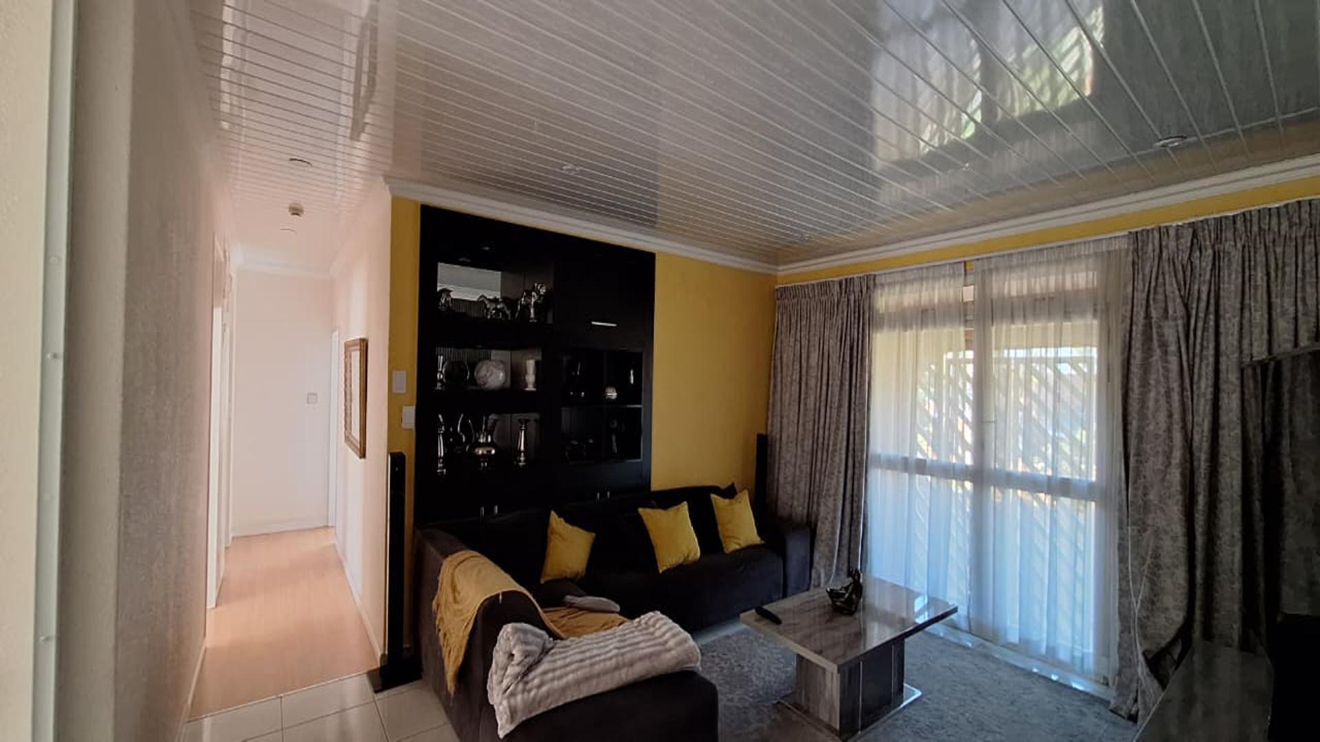 Lounges - 52 square meters of property in Farrarmere