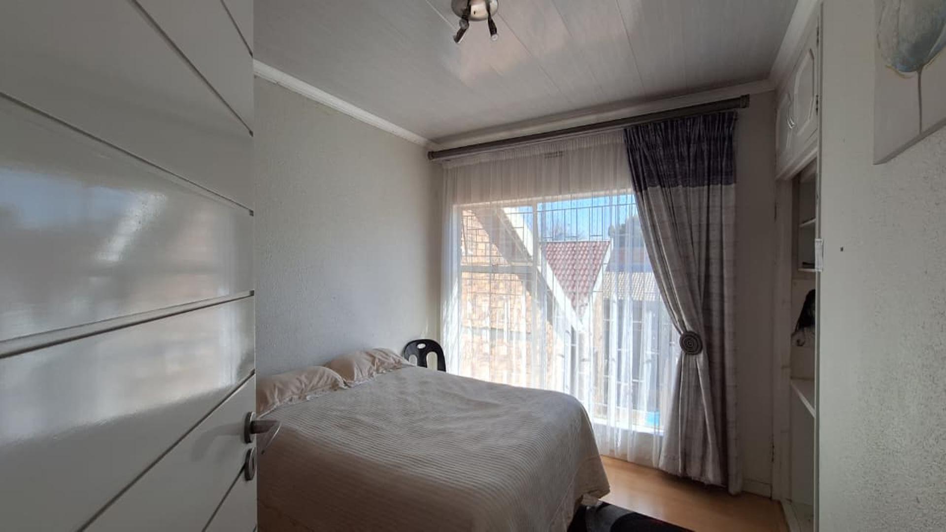 Bed Room 2 - 24 square meters of property in Farrarmere
