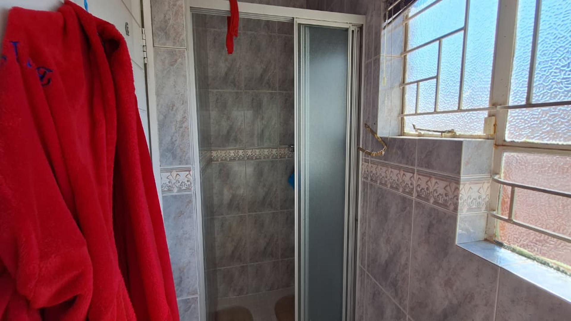 Bathroom 2 of property in Farrarmere