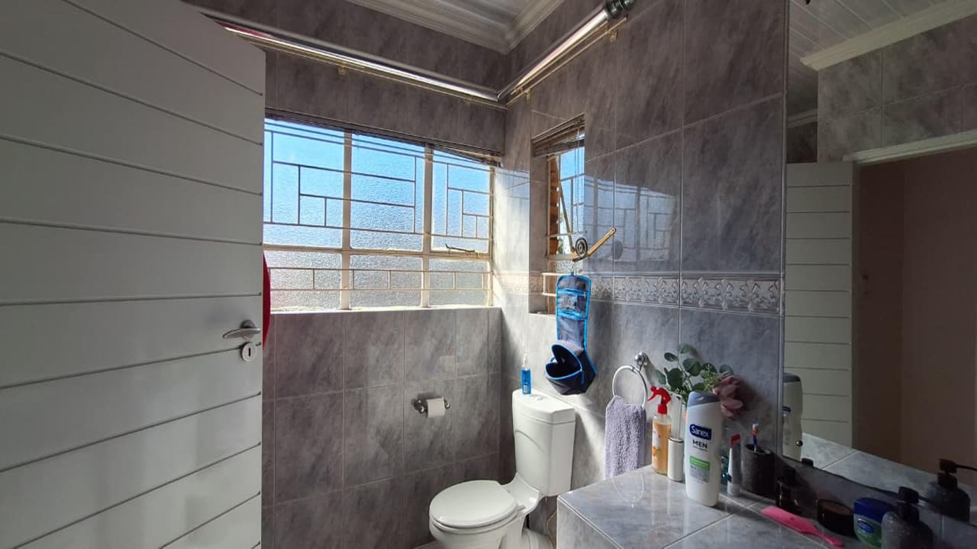 Bathroom 2 of property in Farrarmere