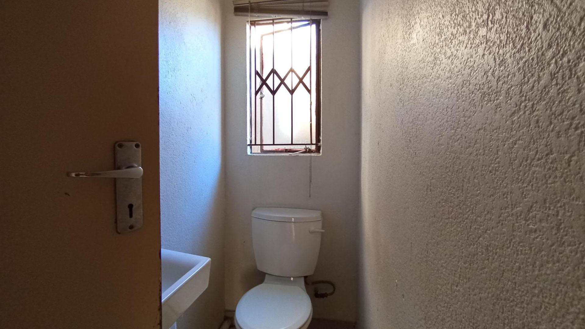 Bathroom 1 - 6 square meters of property in Elandspoort