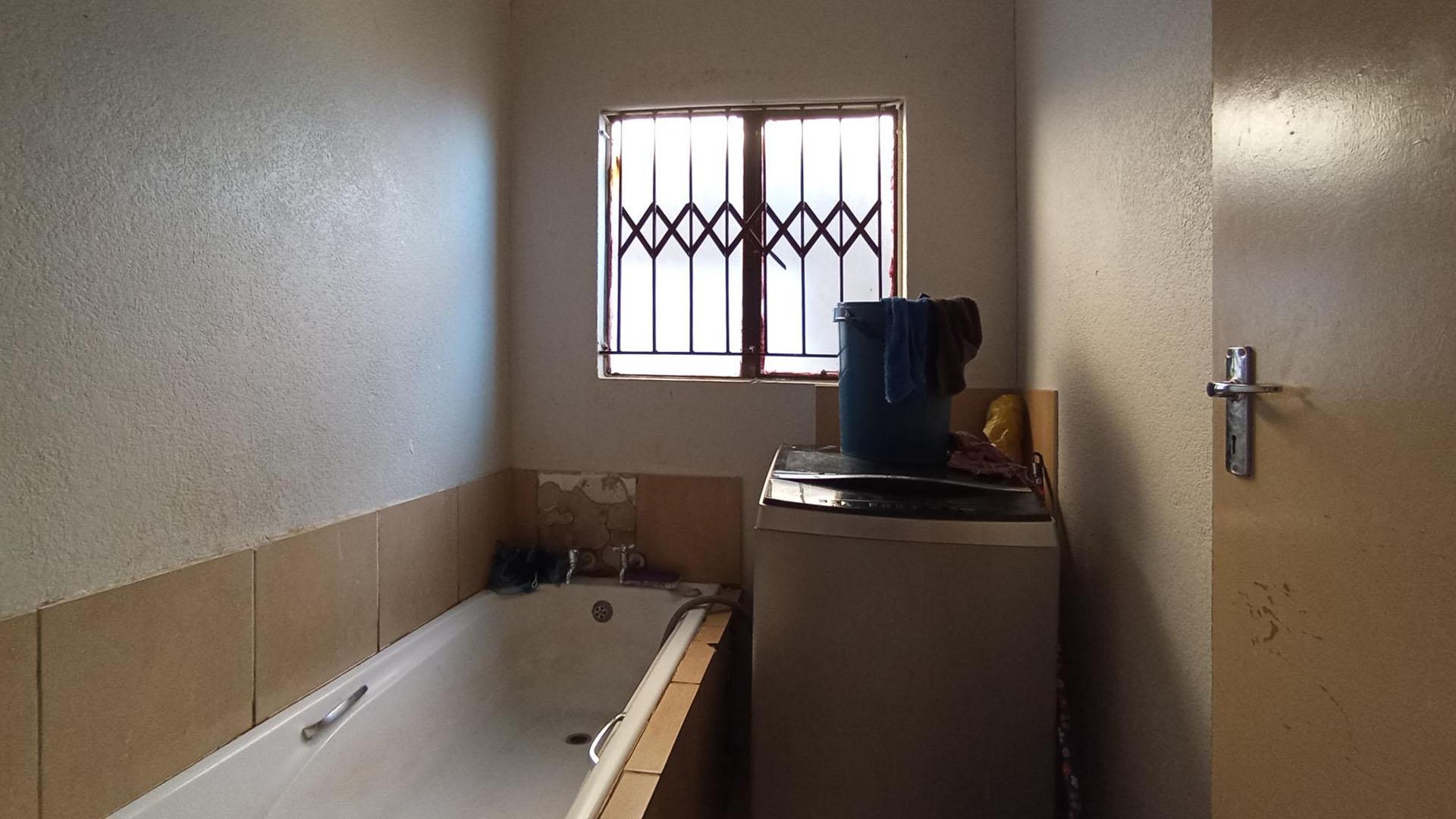 Bathroom 1 - 6 square meters of property in Elandspoort