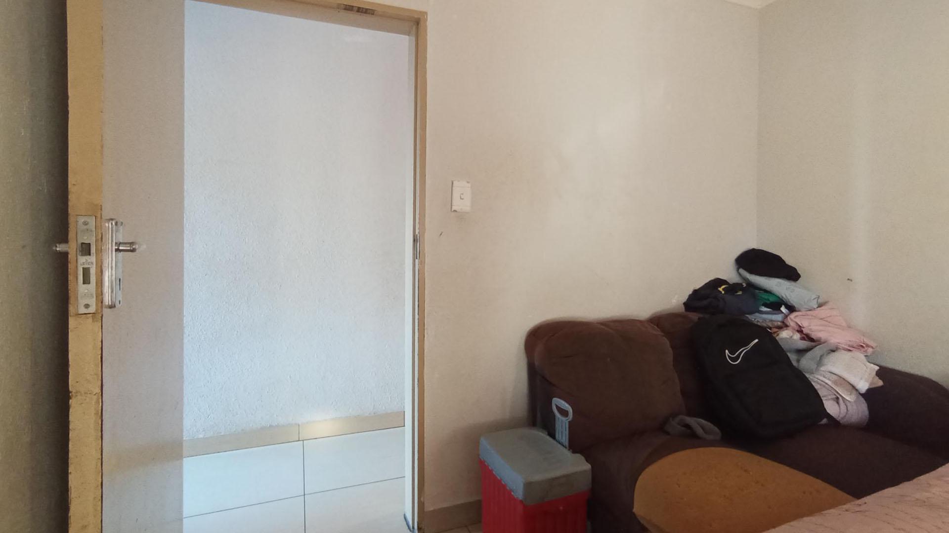 Bed Room 1 - 8 square meters of property in Elandspoort