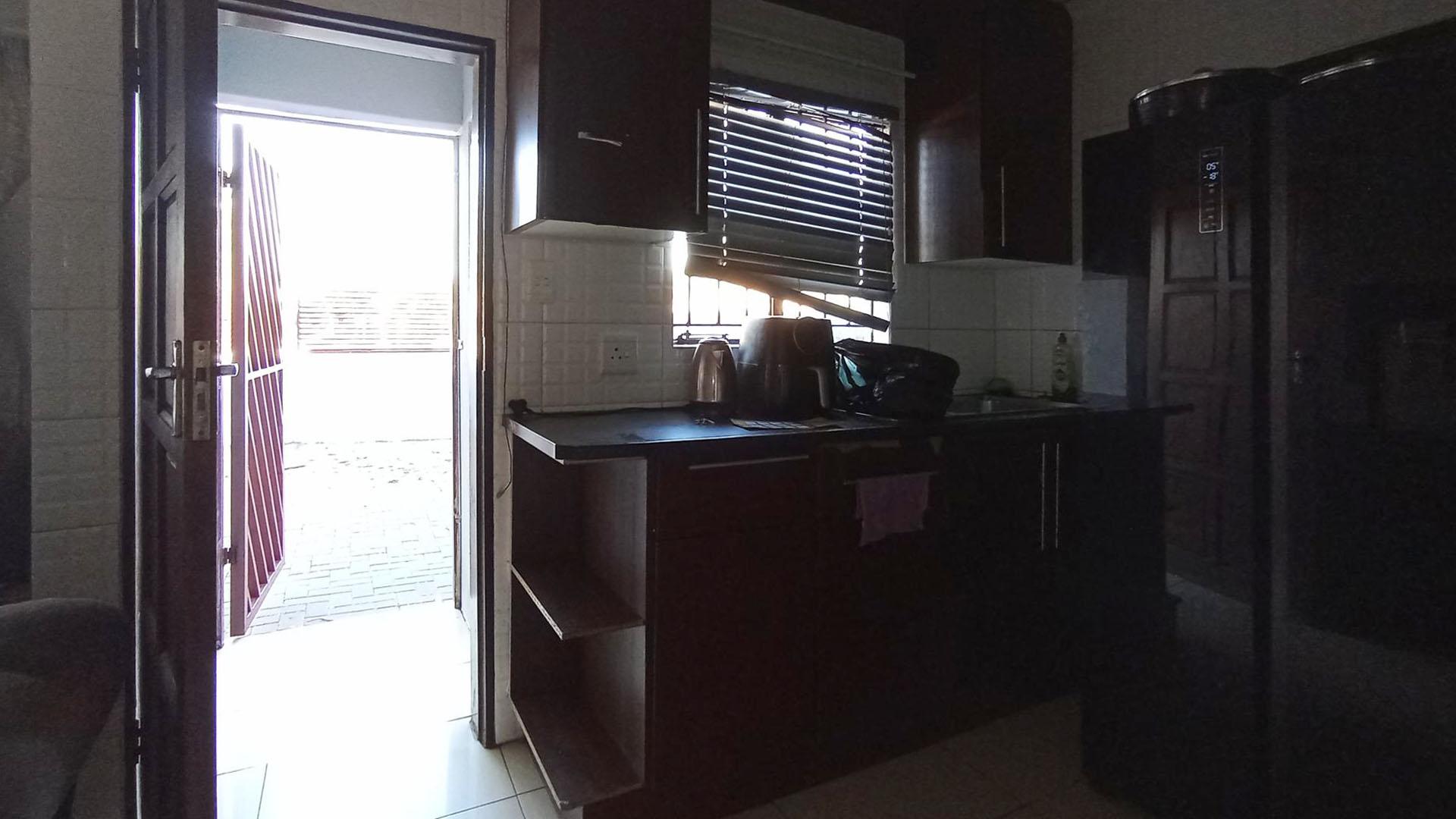Kitchen - 8 square meters of property in Elandspoort