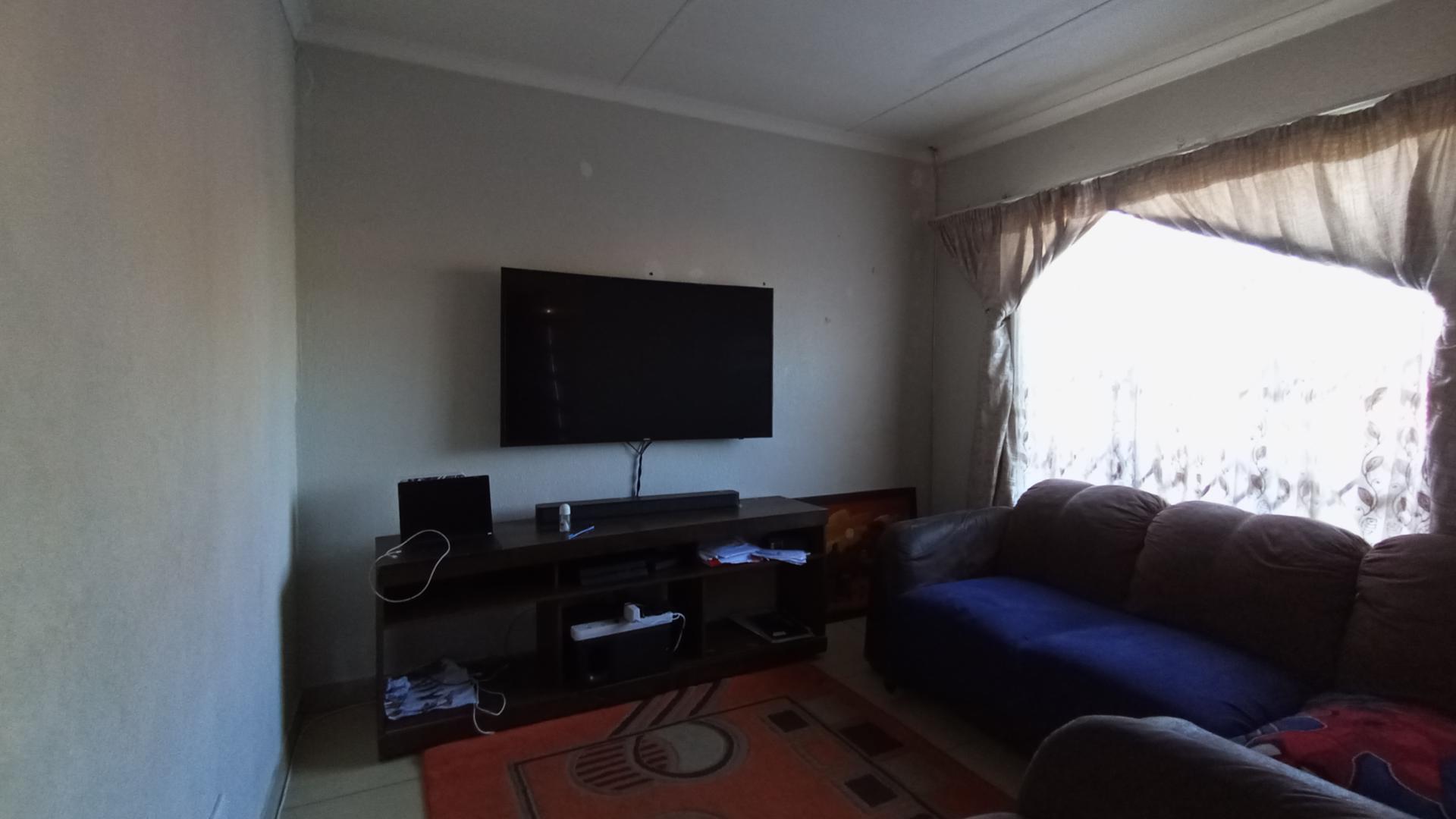 Lounges - 8 square meters of property in Elandspoort