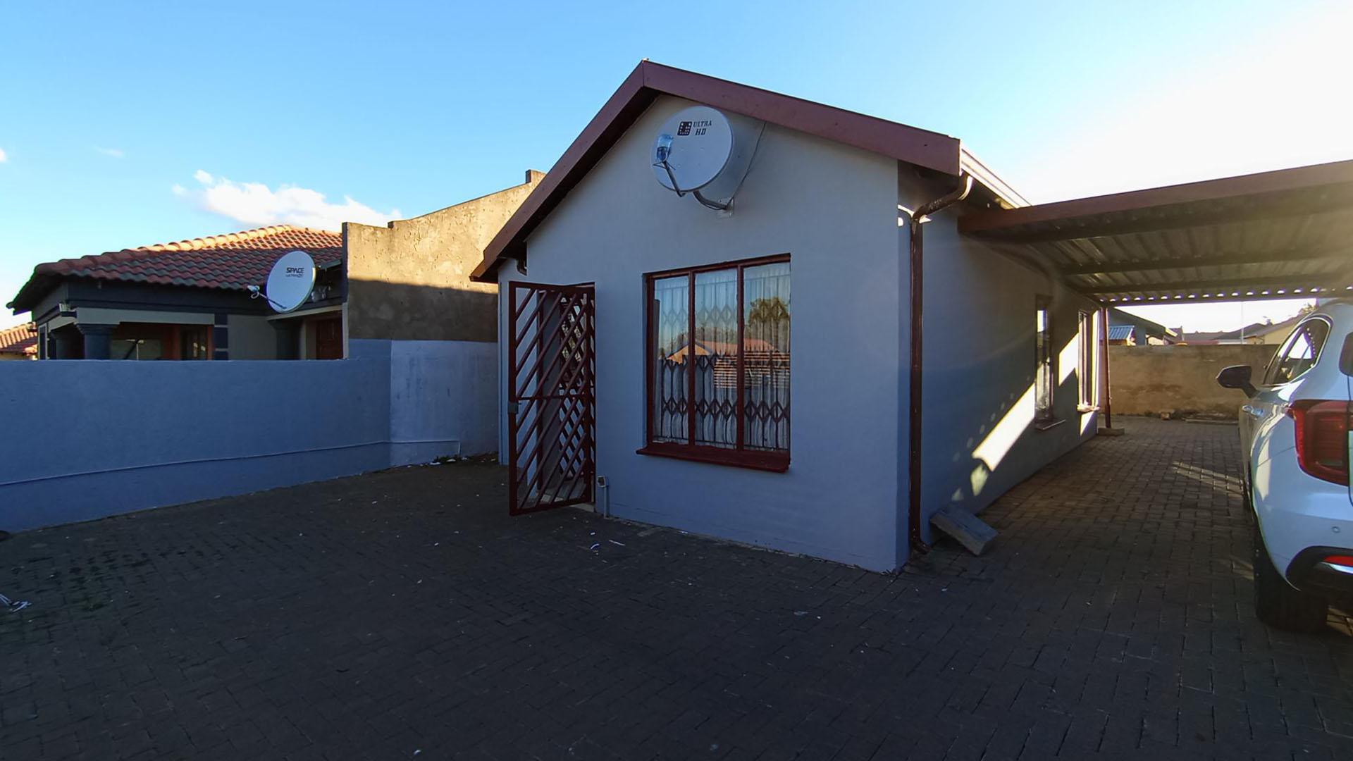 Front View of property in Elandspoort