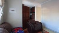 Lounges - 8 square meters of property in Elandspoort
