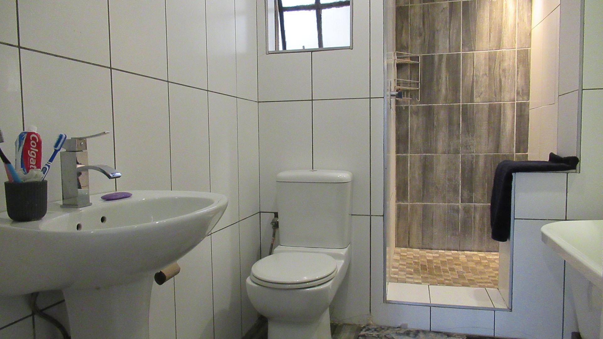 Bathroom 1 - 7 square meters of property in Strubensvallei