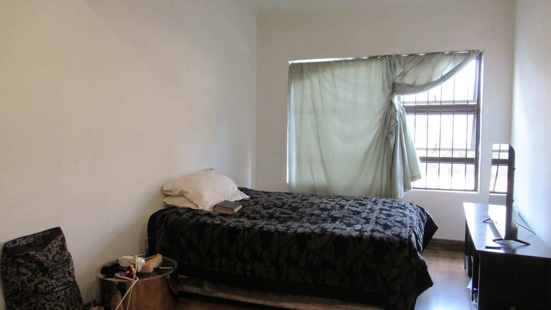 Bed Room 1 - 12 square meters of property in Strubensvallei