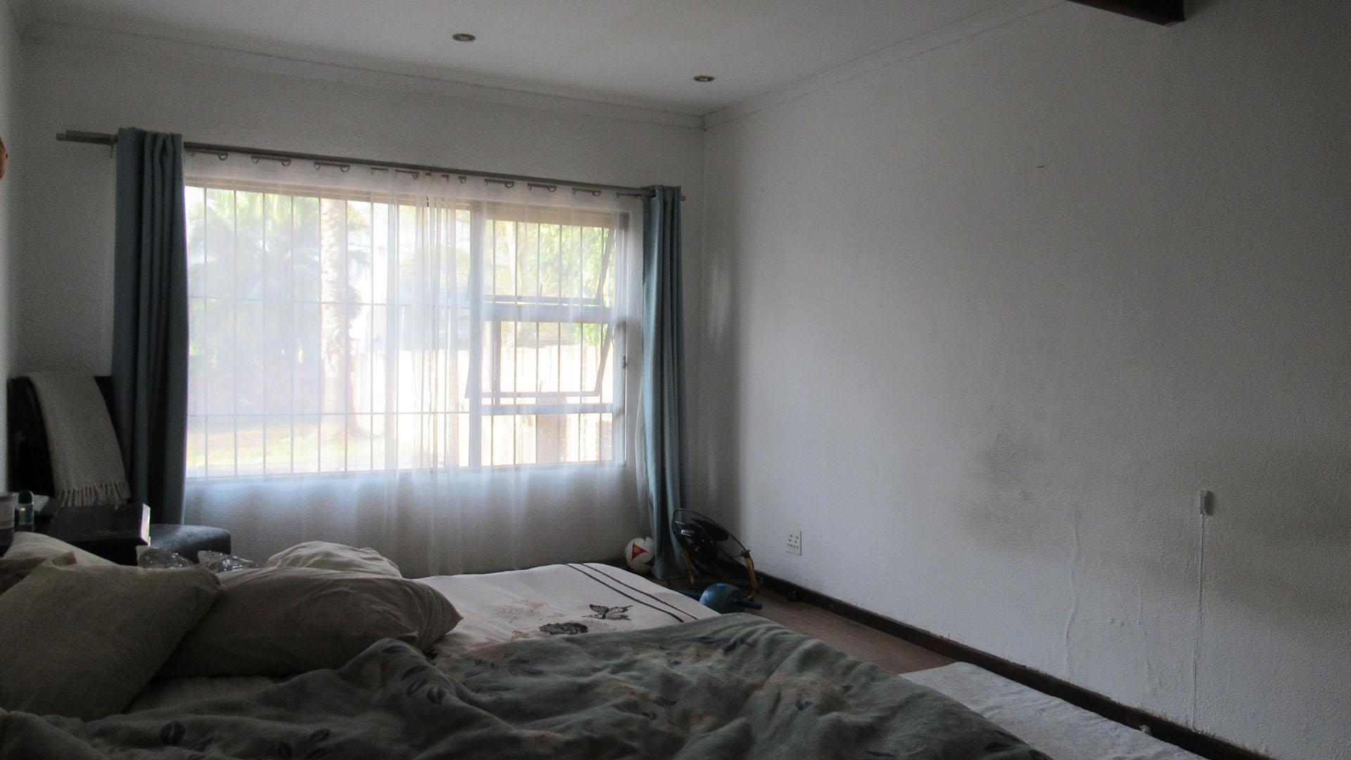 Main Bedroom - 29 square meters of property in Strubensvallei