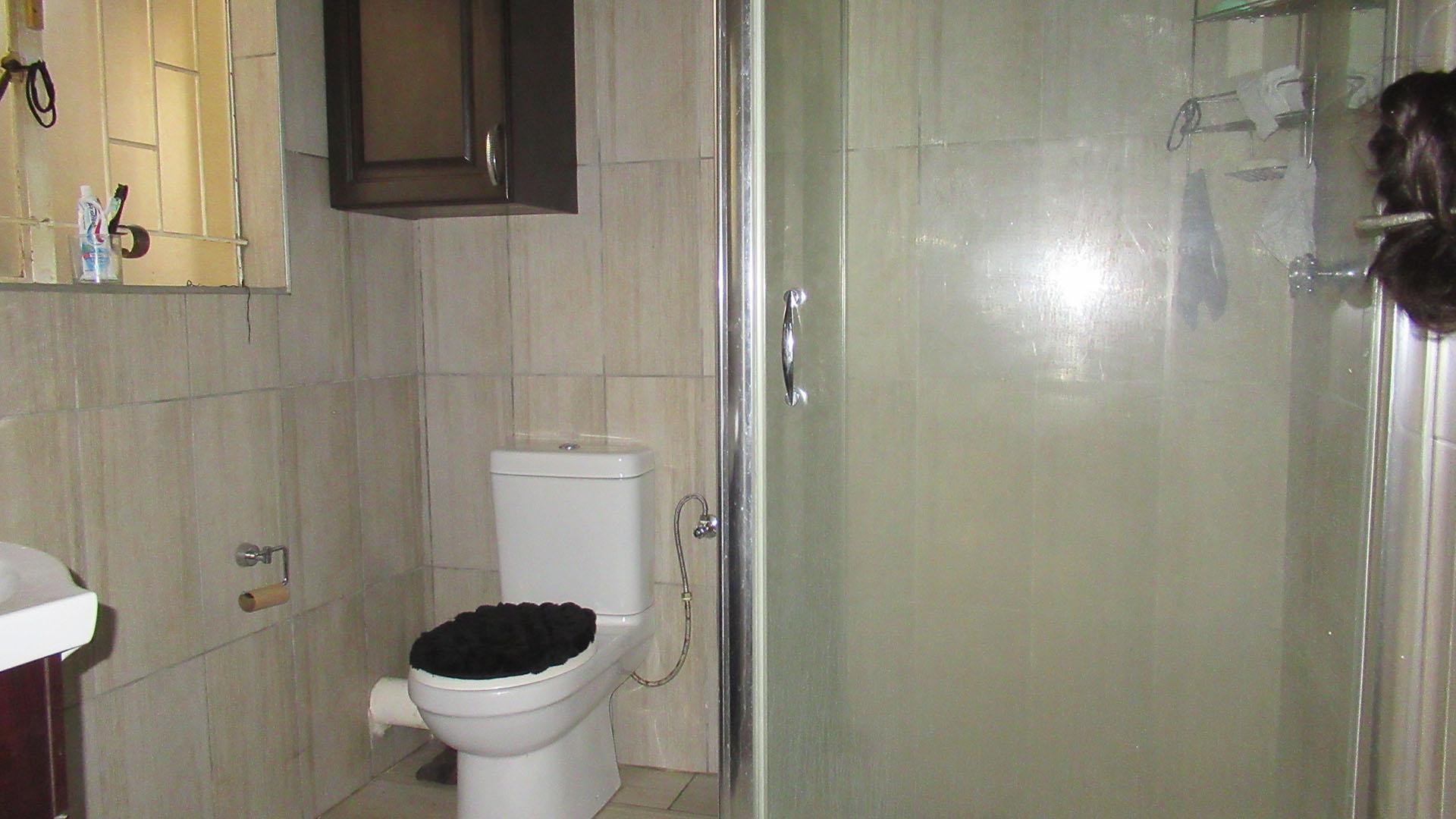 Main Bathroom - 4 square meters of property in Strubensvallei