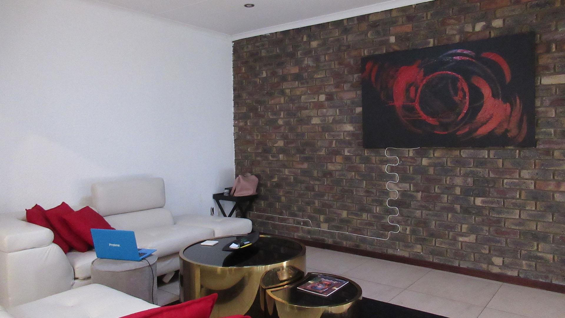 Lounges - 42 square meters of property in Strubensvallei