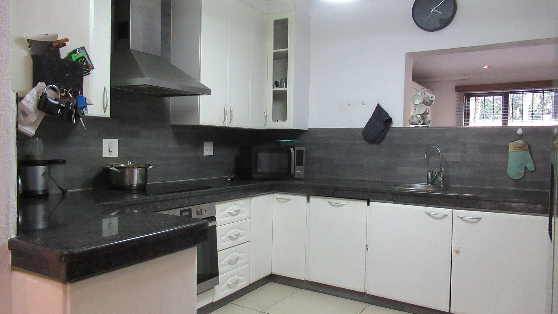 Kitchen - 37 square meters of property in Strubensvallei