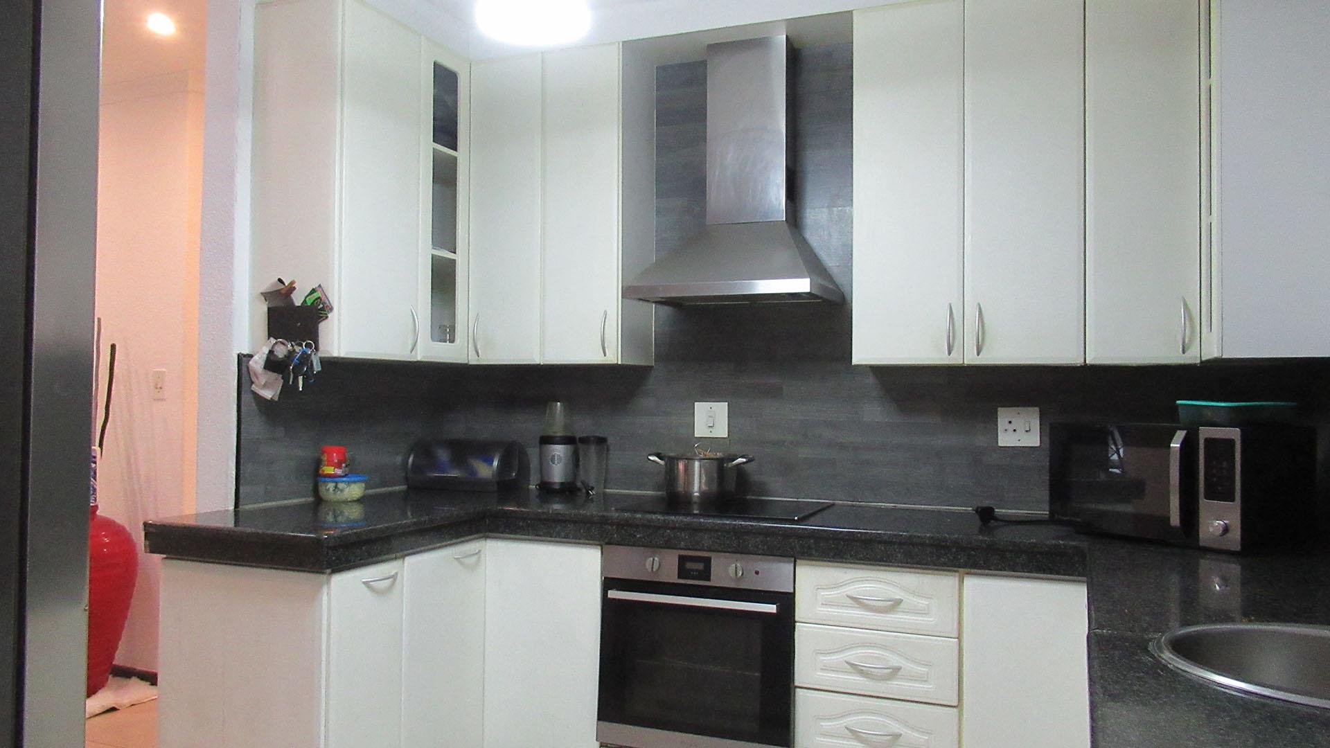 Kitchen - 37 square meters of property in Strubensvallei