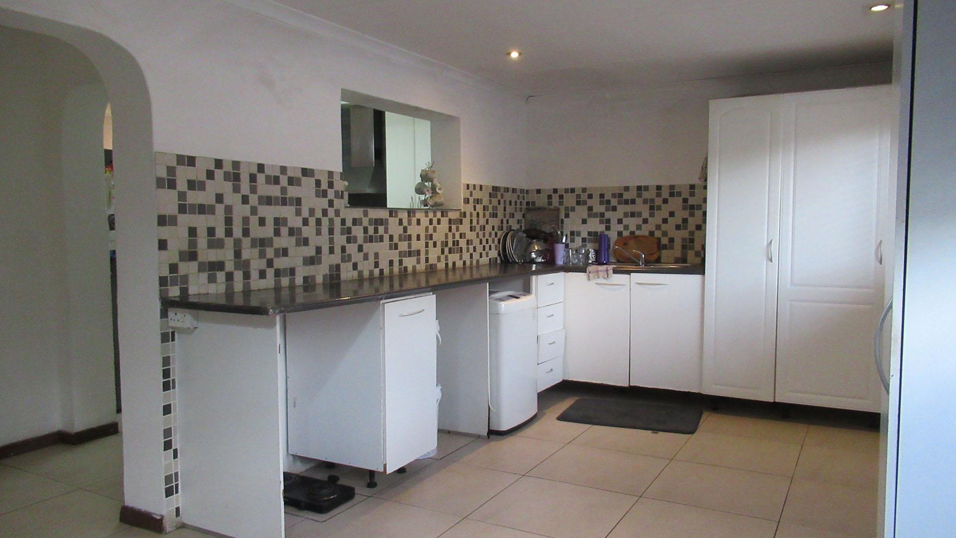 Kitchen - 37 square meters of property in Strubensvallei
