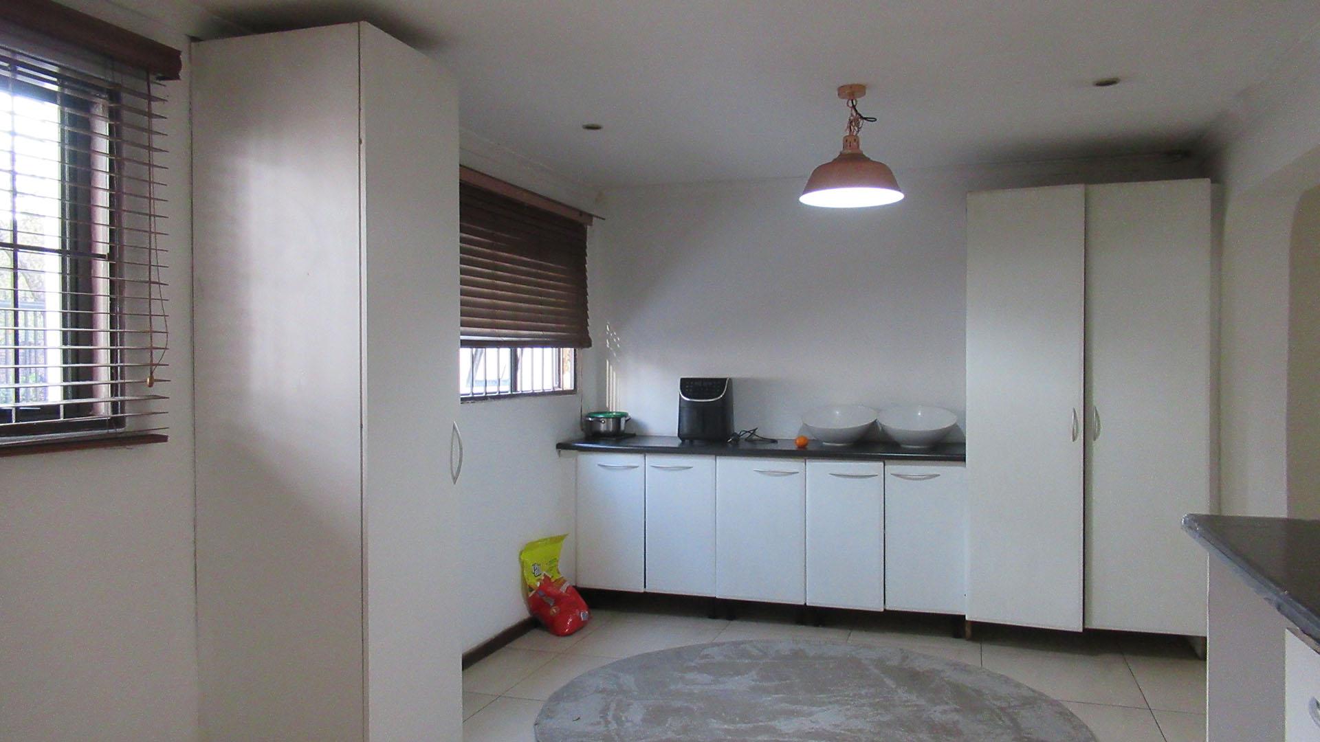 Kitchen - 37 square meters of property in Strubensvallei