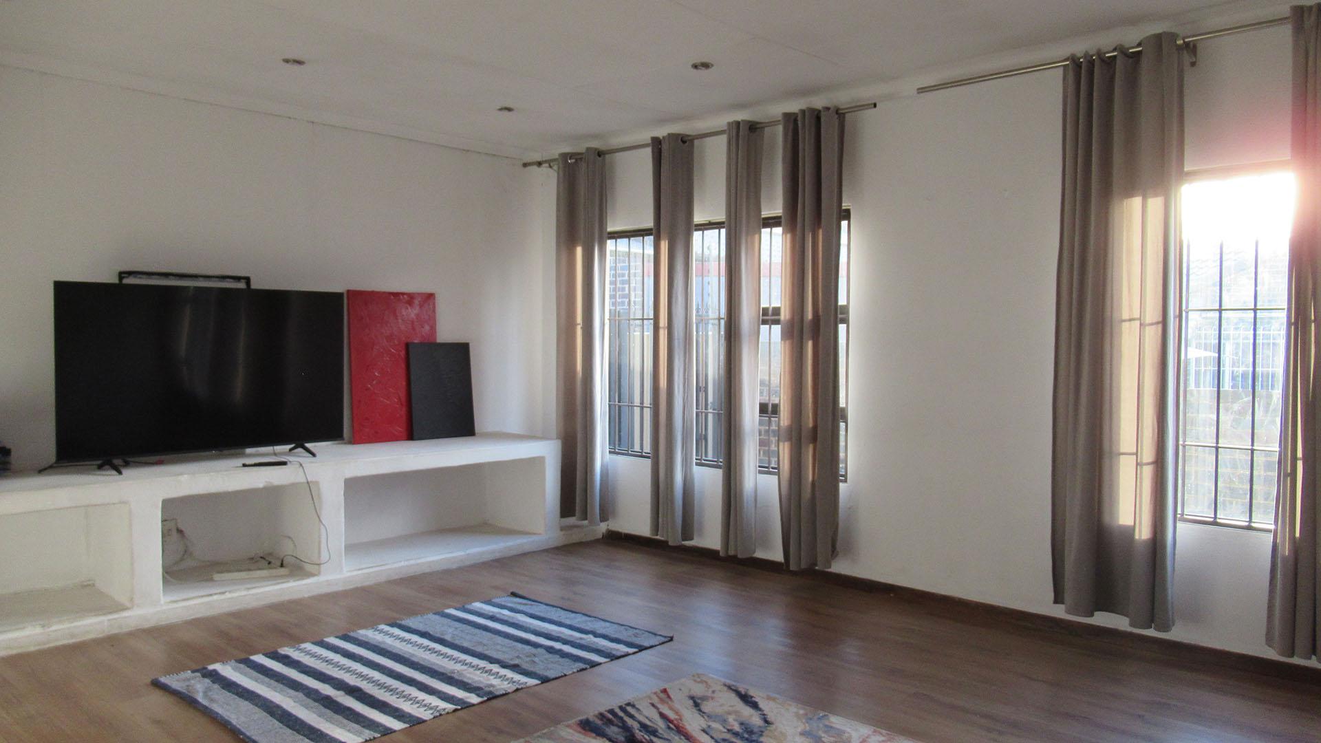 TV Room - 36 square meters of property in Strubensvallei