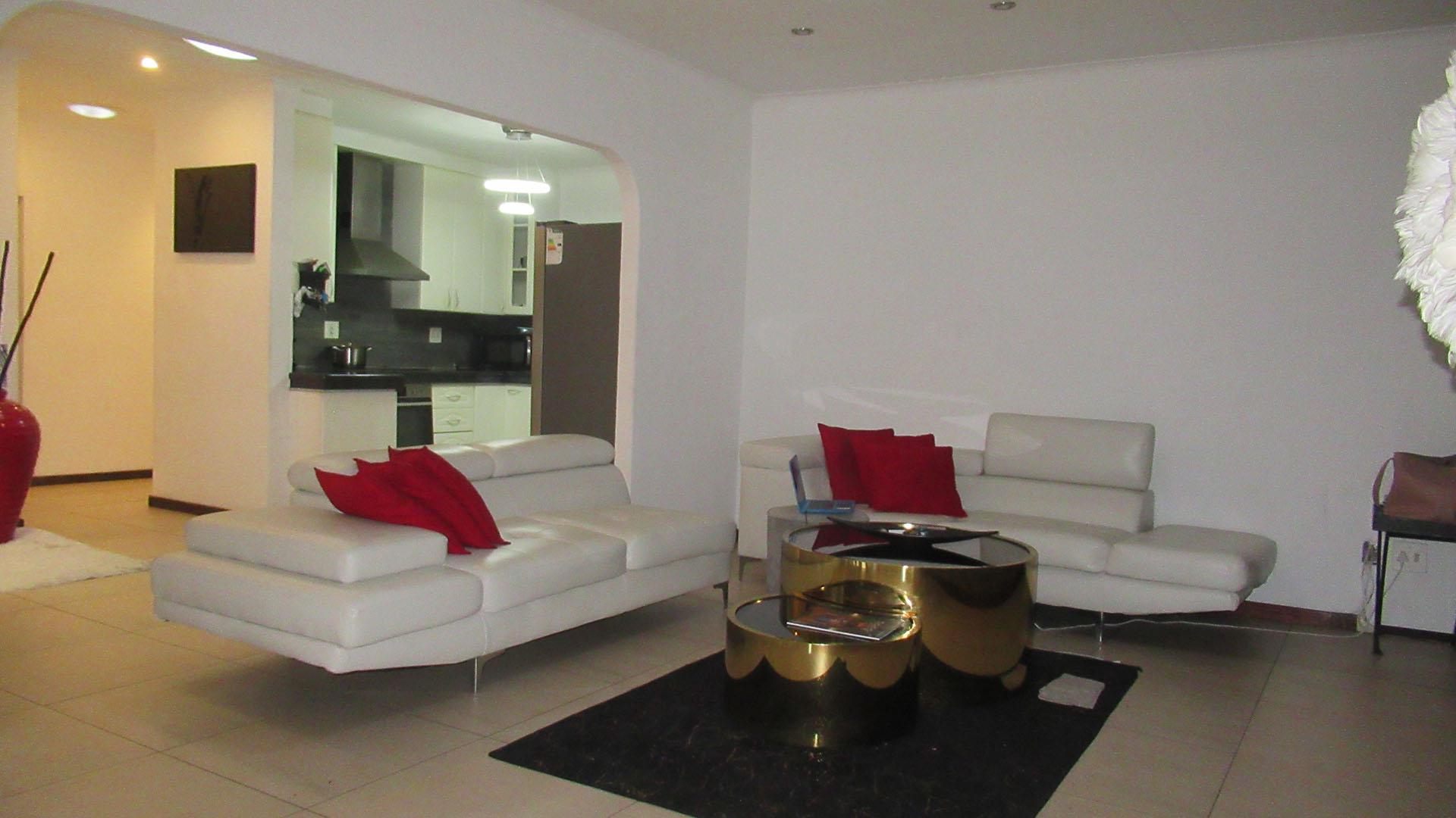 Lounges - 42 square meters of property in Strubensvallei