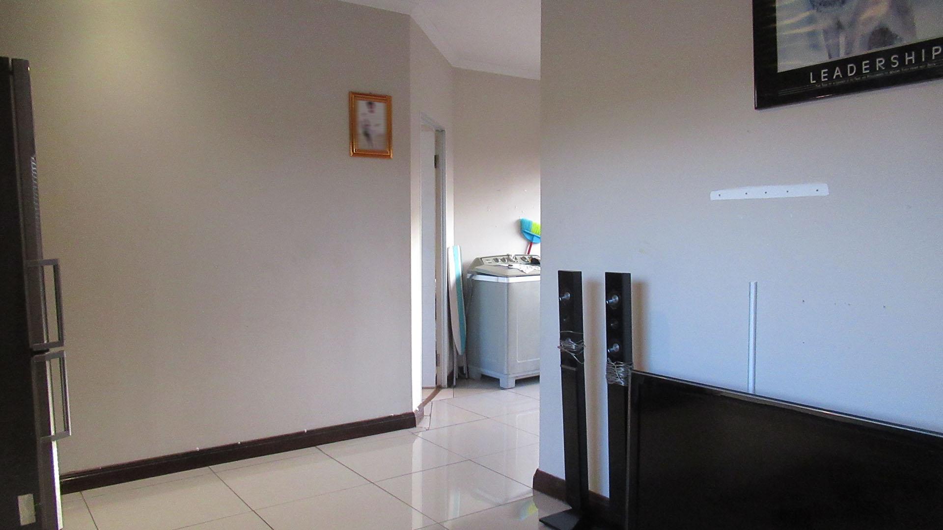 Lounges - 42 square meters of property in Strubensvallei