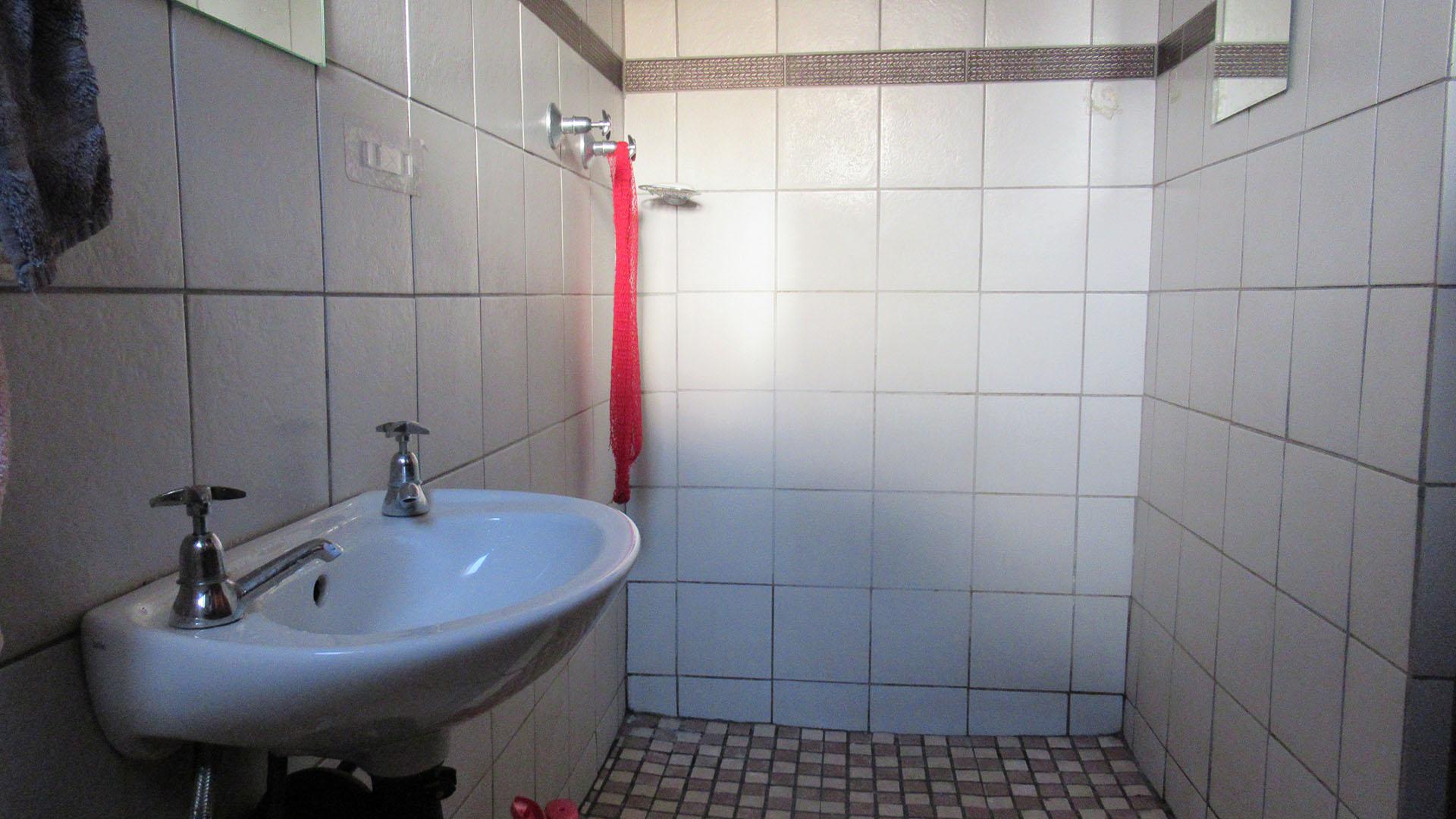 Bathroom 2 - 4 square meters of property in Strubensvallei