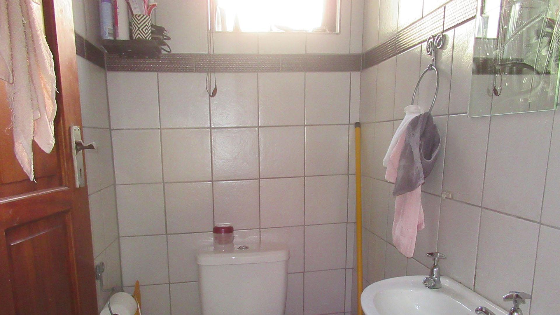 Bathroom 2 - 4 square meters of property in Strubensvallei
