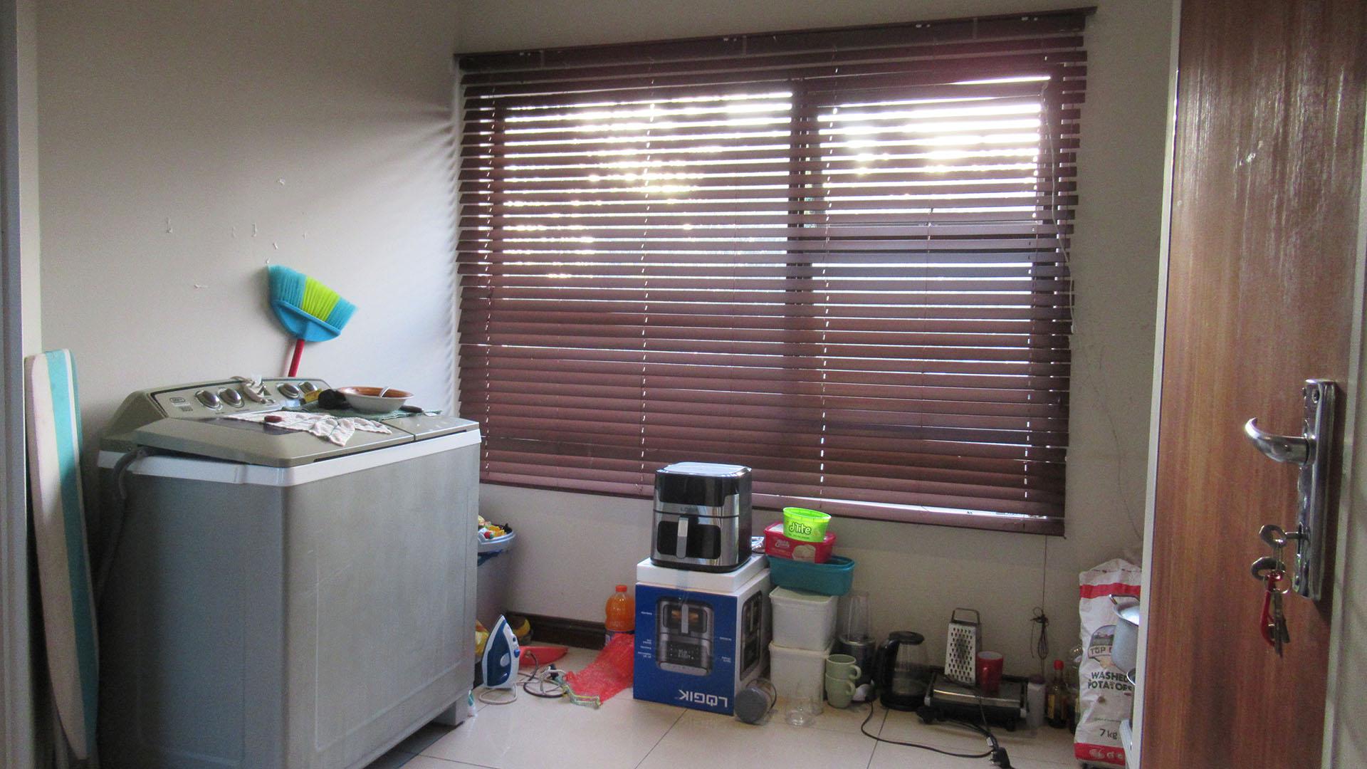 Spaces - 53 square meters of property in Strubensvallei