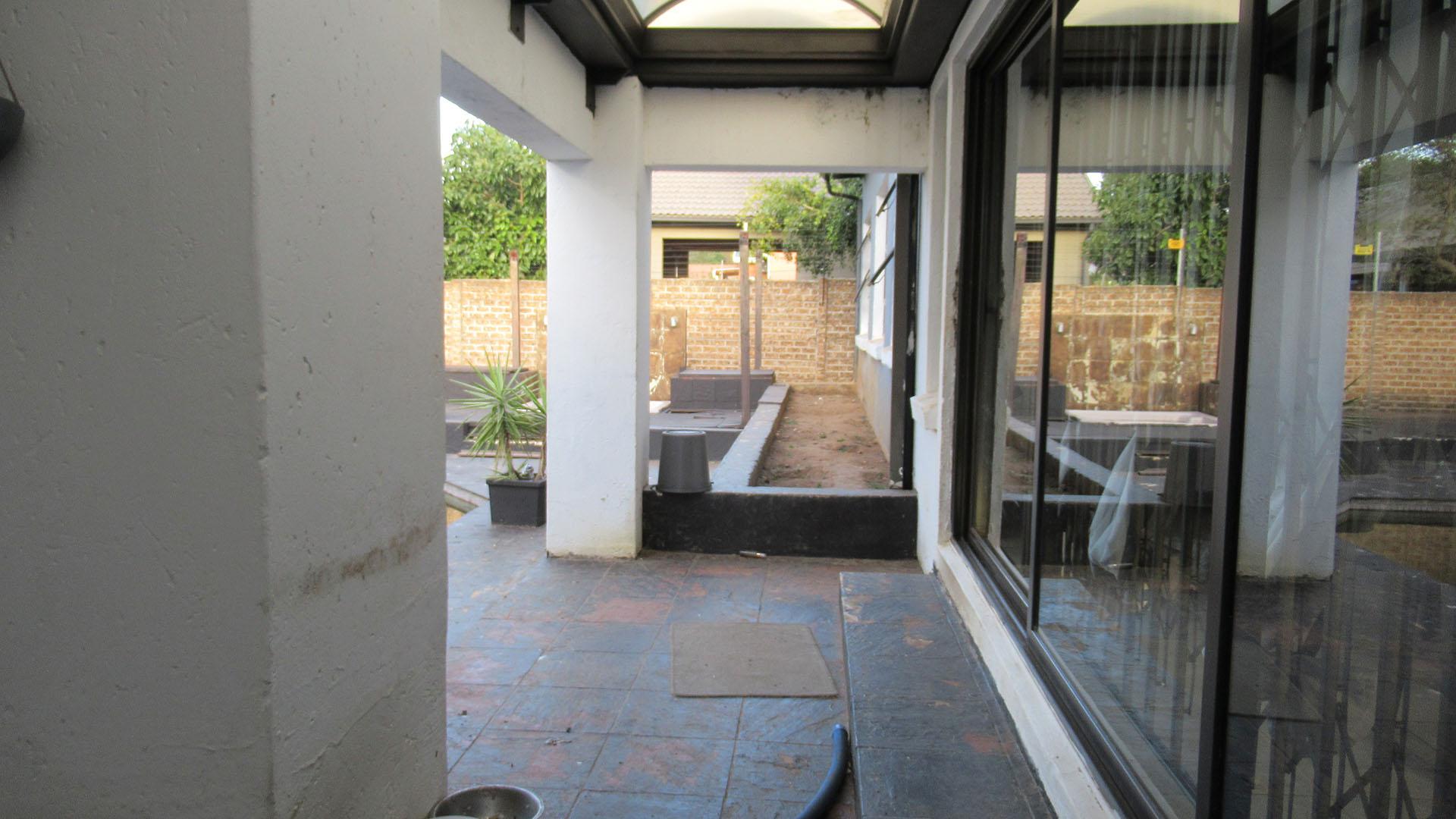 Patio - 35 square meters of property in Strubensvallei