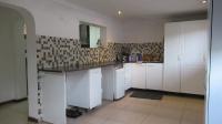 Kitchen - 37 square meters of property in Strubensvallei