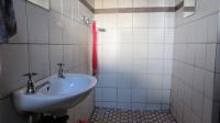 Bathroom 2 - 4 square meters of property in Strubensvallei