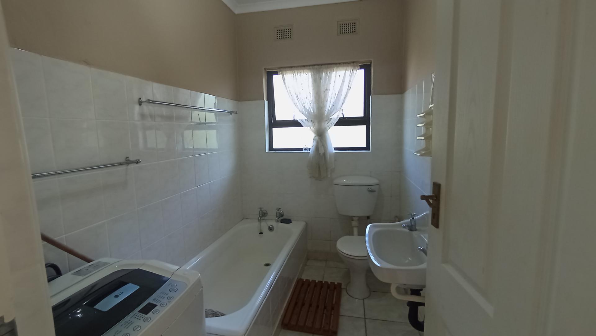Bathroom 1 - 5 square meters of property in St Micheals on Sea