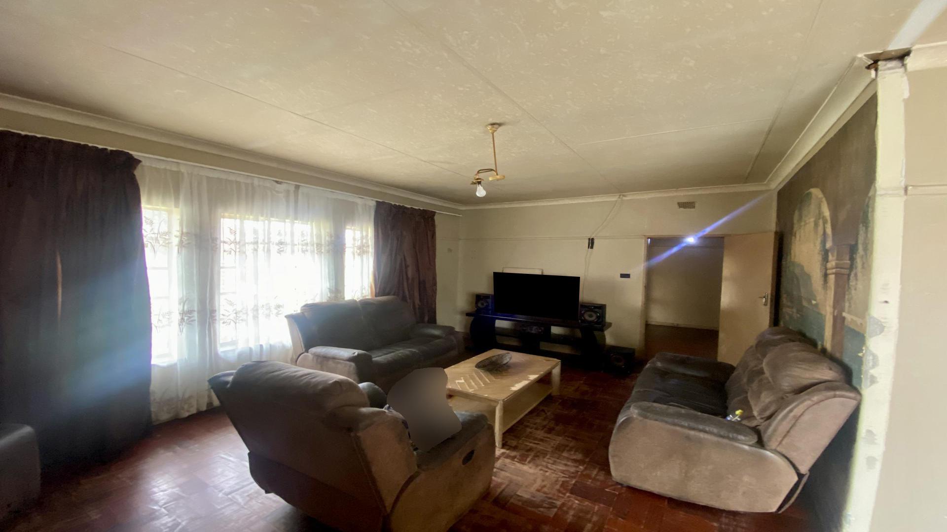 Lounges of property in Komati