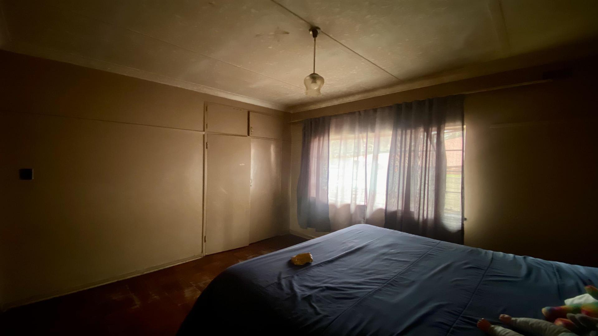Bed Room 1 of property in Komati