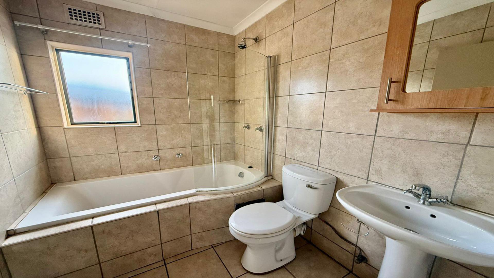 Bathroom 1 of property in Olympus