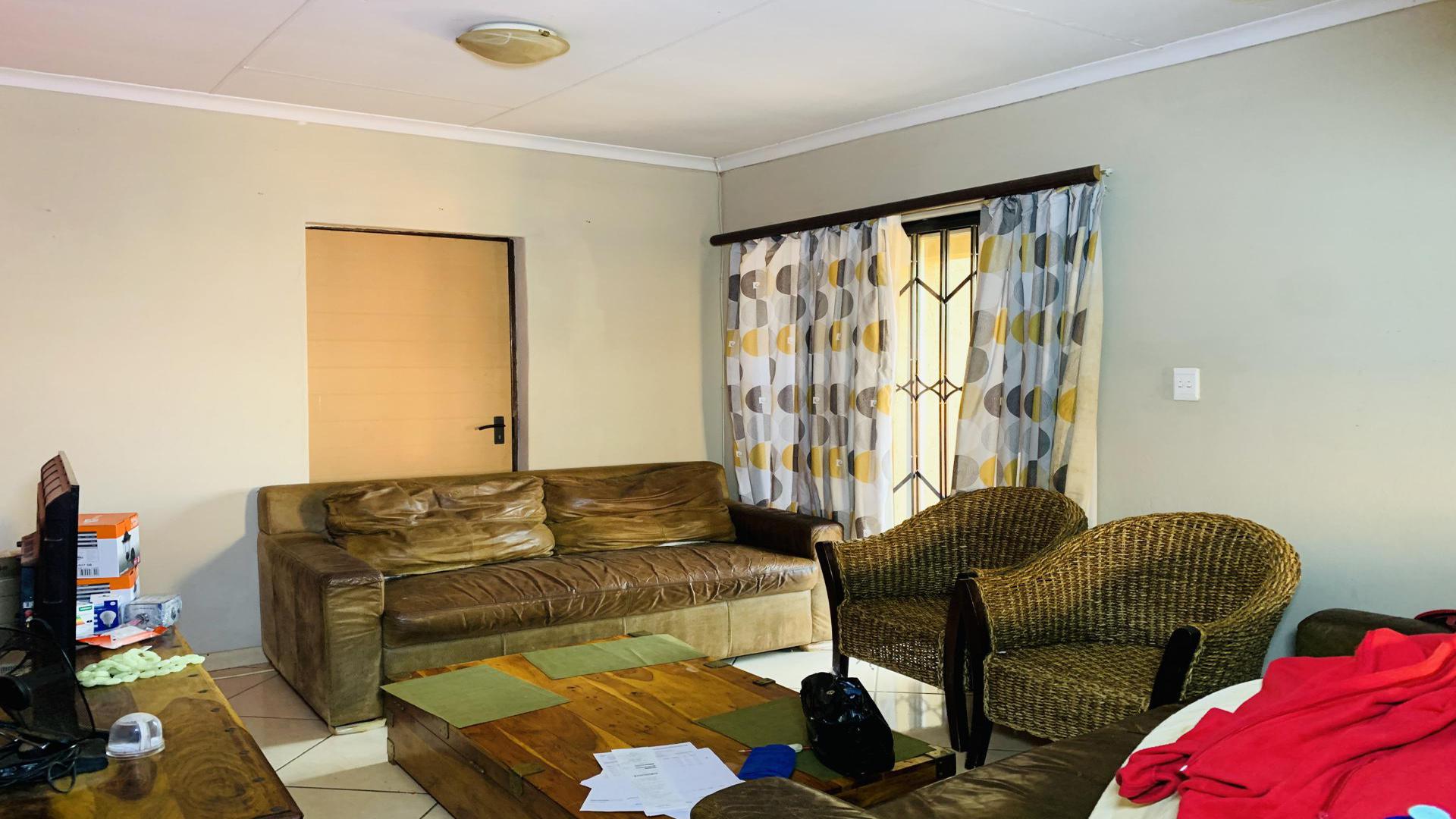Lounges of property in The Orchards