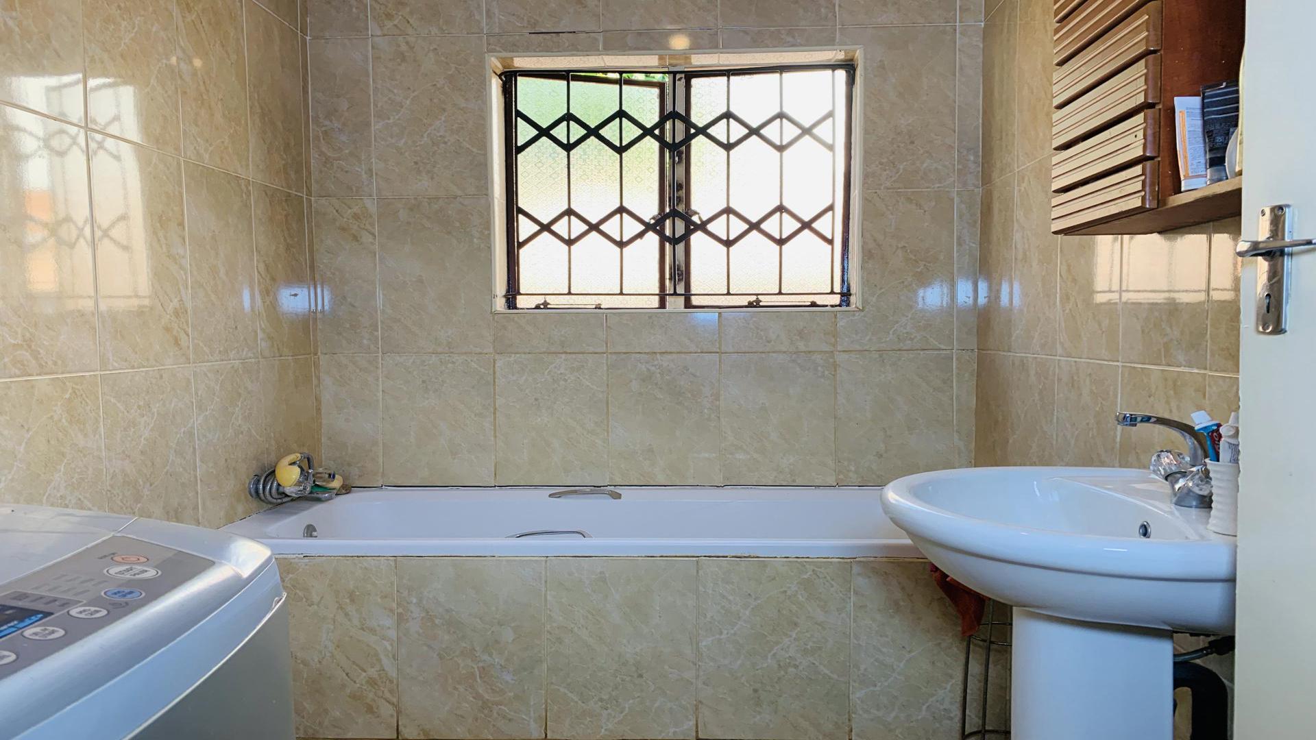 Bathroom 1 of property in The Orchards