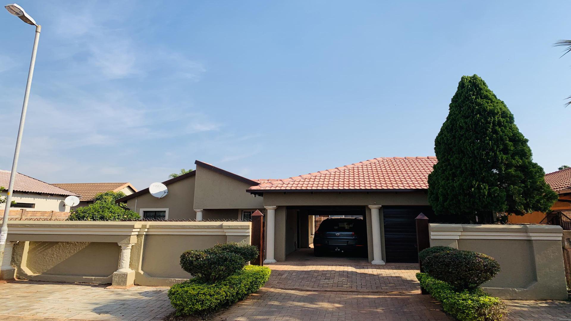 Front View of property in The Orchards