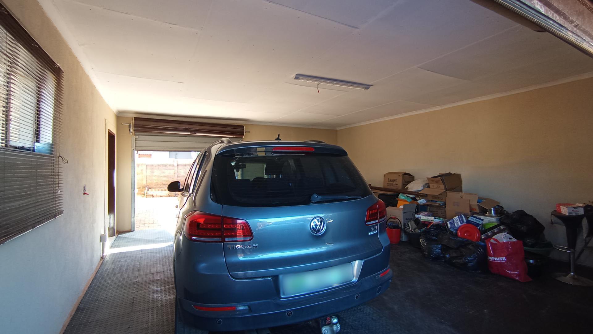 Garage - 43 square meters of property in The Orchards