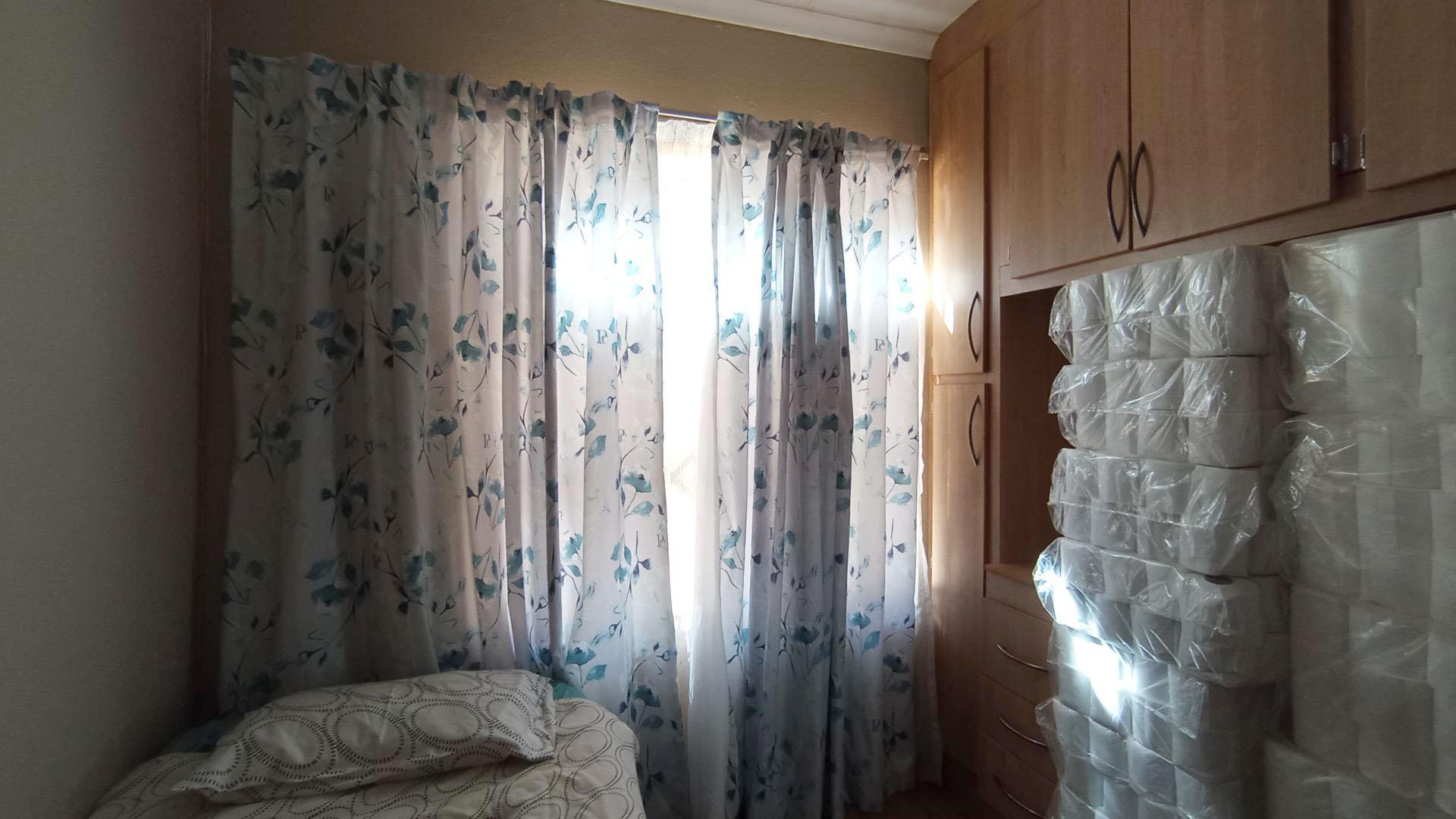 Bed Room 1 - 8 square meters of property in The Orchards