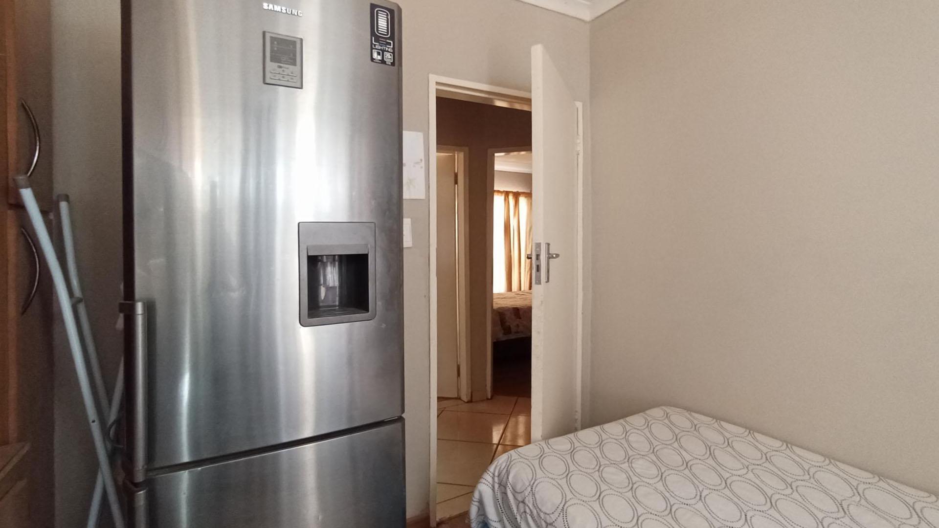 Bed Room 1 - 8 square meters of property in The Orchards