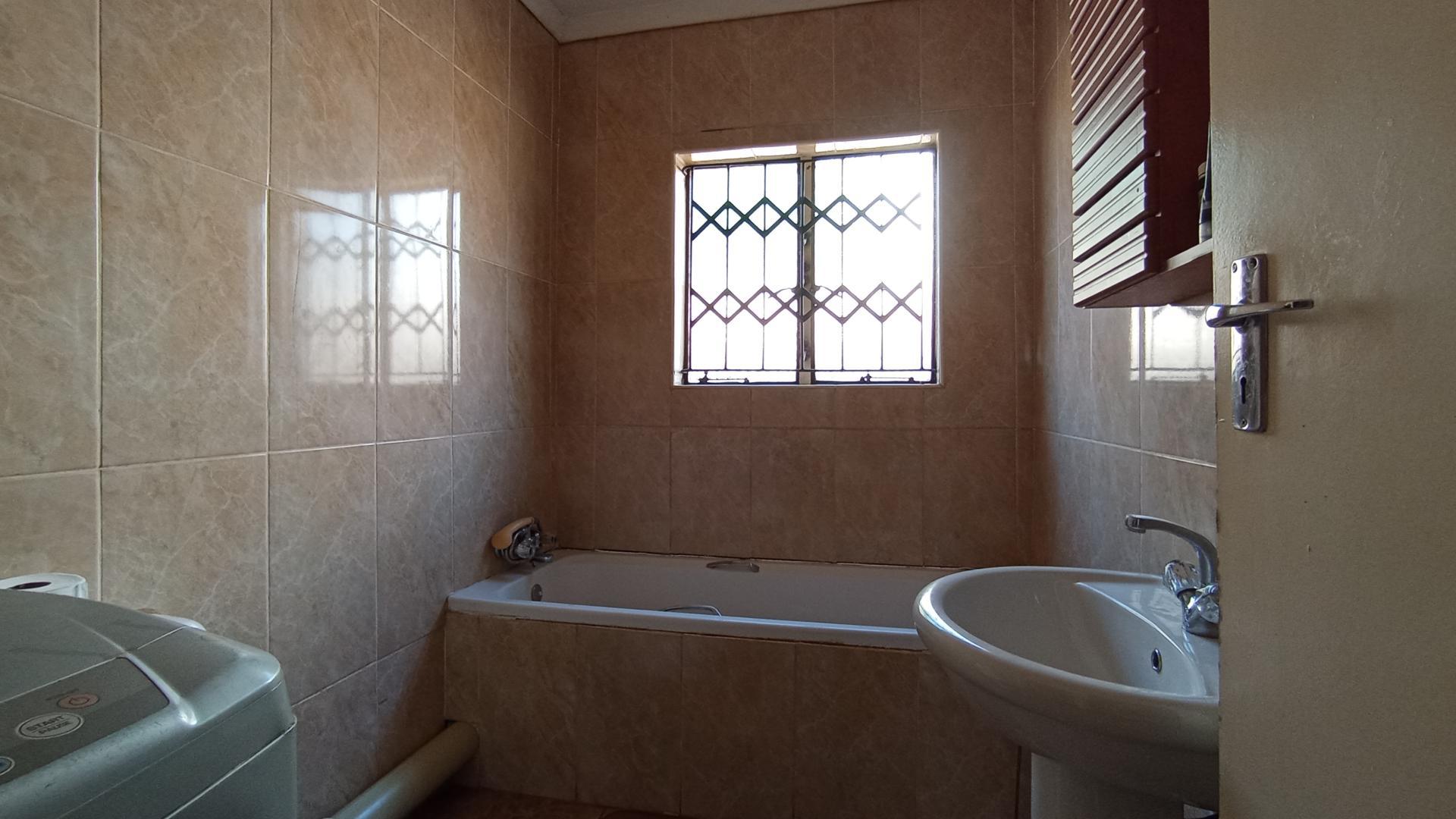 Bathroom 1 - 5 square meters of property in The Orchards