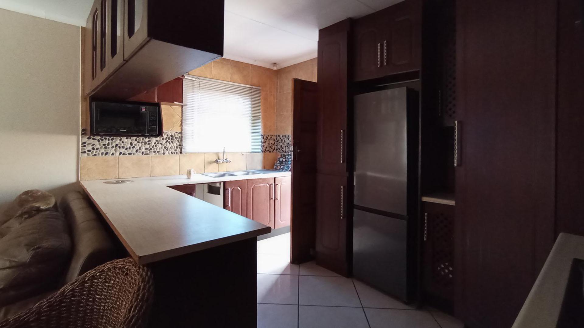 Kitchen - 11 square meters of property in The Orchards