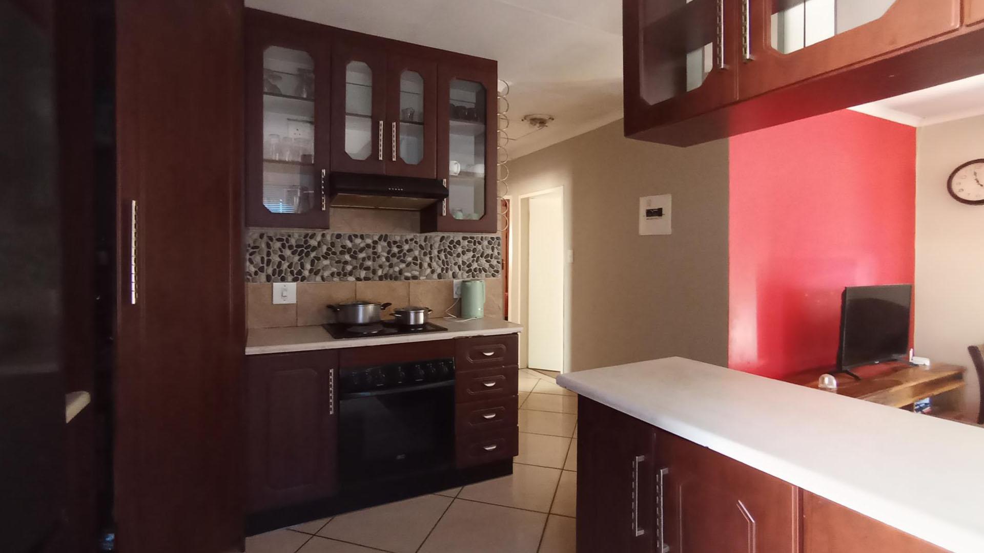 Kitchen - 11 square meters of property in The Orchards