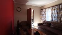 Lounges - 13 square meters of property in The Orchards