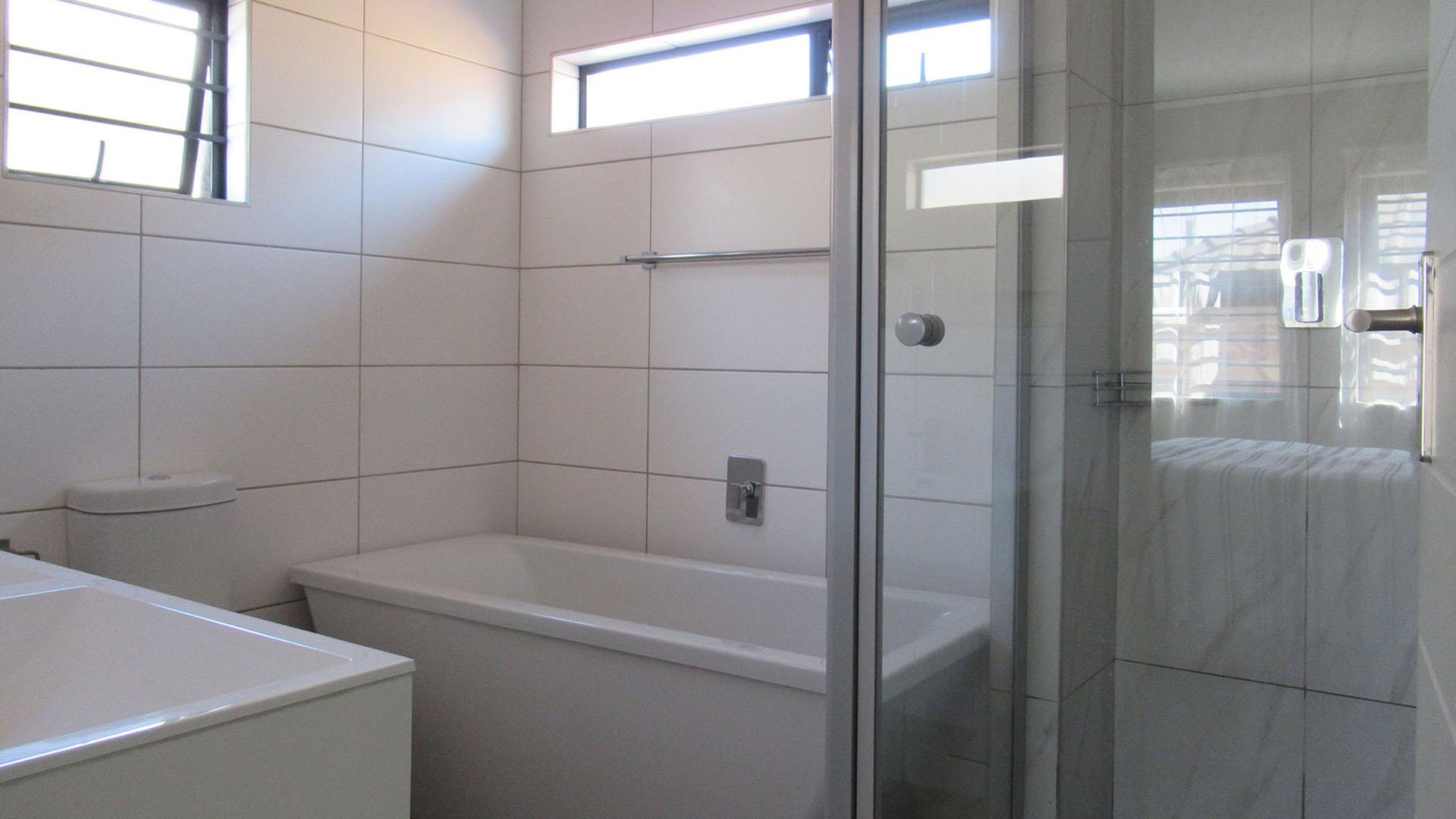 Main Bathroom - 6 square meters of property in Cosmo City