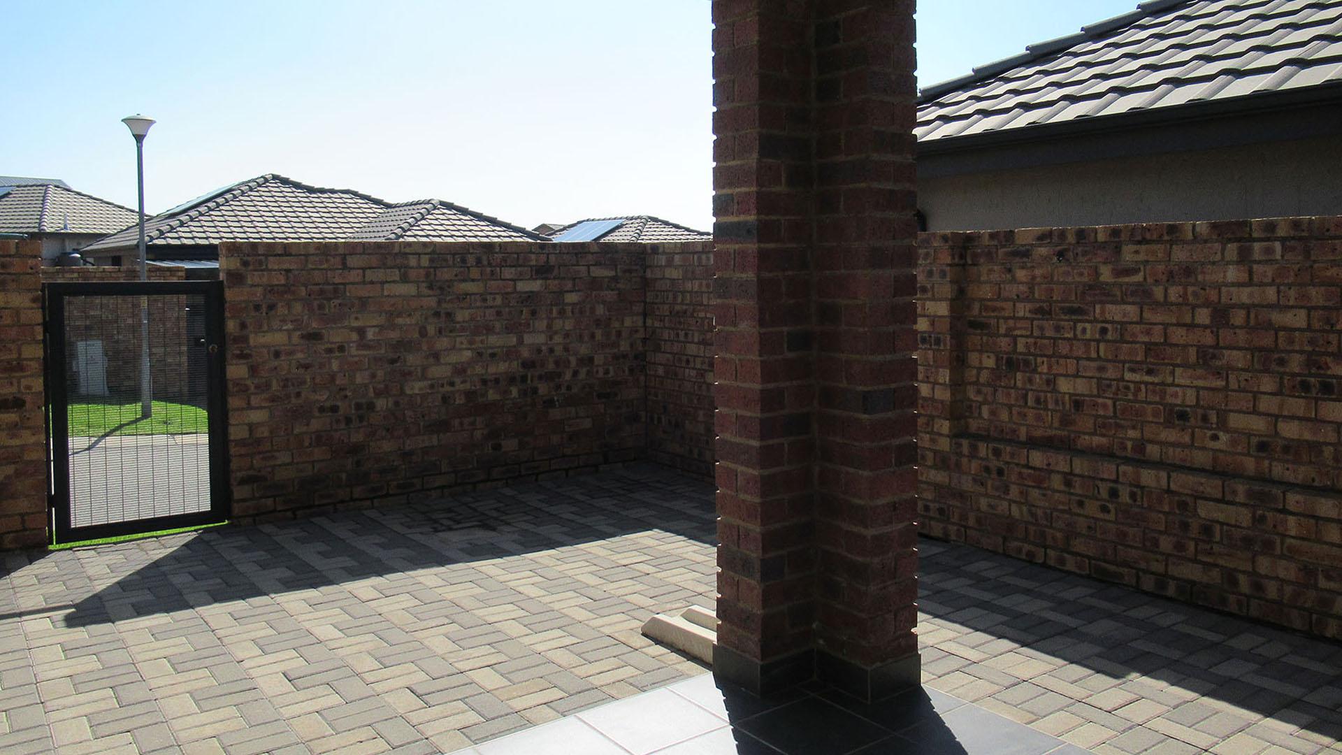 Patio - 12 square meters of property in Cosmo City